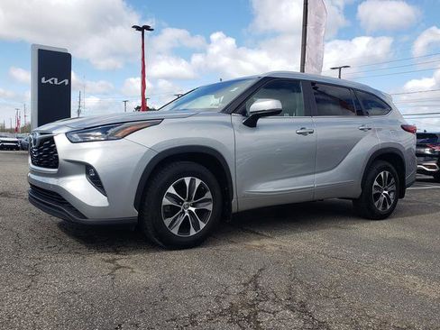 Used 2023 Toyota Highlander XLE AWD/4WD image 8