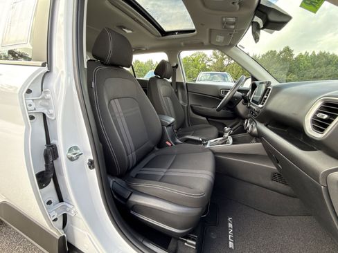Used 2025 Hyundai Venue SEL FWD image 10