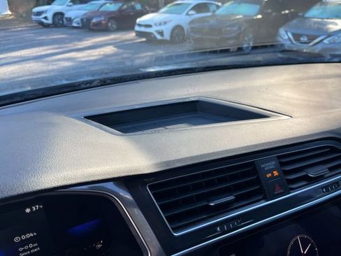 Used 2022 Volkswagen Tiguan SE w/ Panoramic Sunroof Package image 23