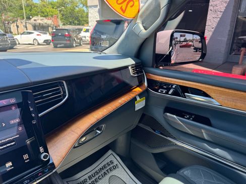 Used 2022 Jeep Grand Wagoneer Series III AWD/4WD image 19