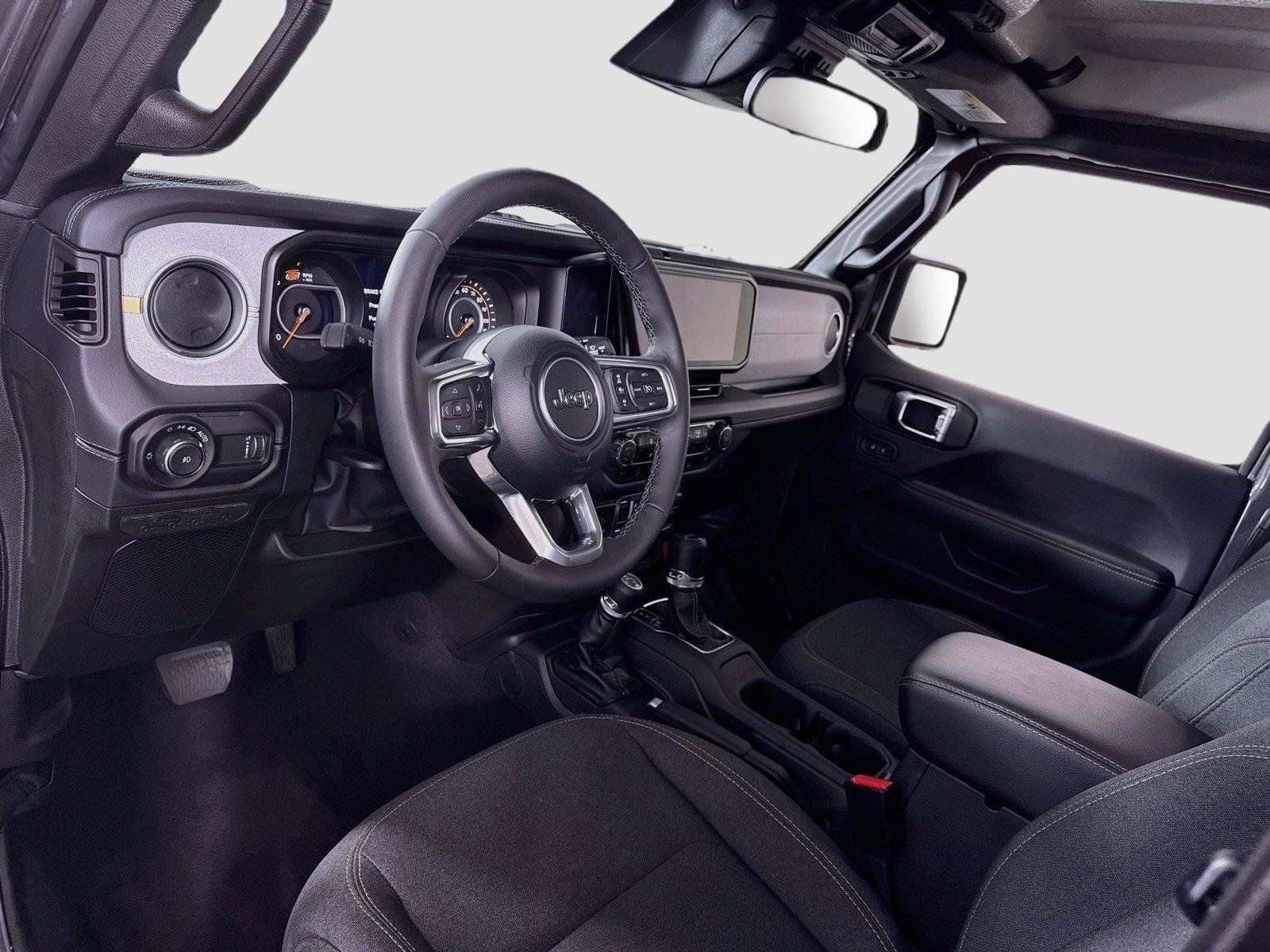 Used 2025 Jeep Wrangler Unlimited Sahara AWD/4WD image 3