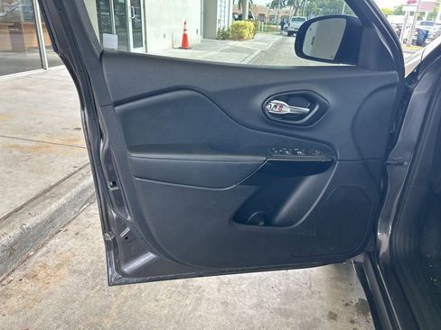 Used 2023 Jeep Cherokee Altitude Lux image 38