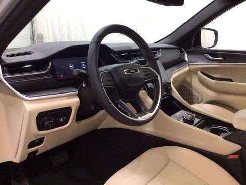 Used 2024 Jeep Grand Cherokee Limited w/ Luxury Tech Group II AWD/4WD image 8