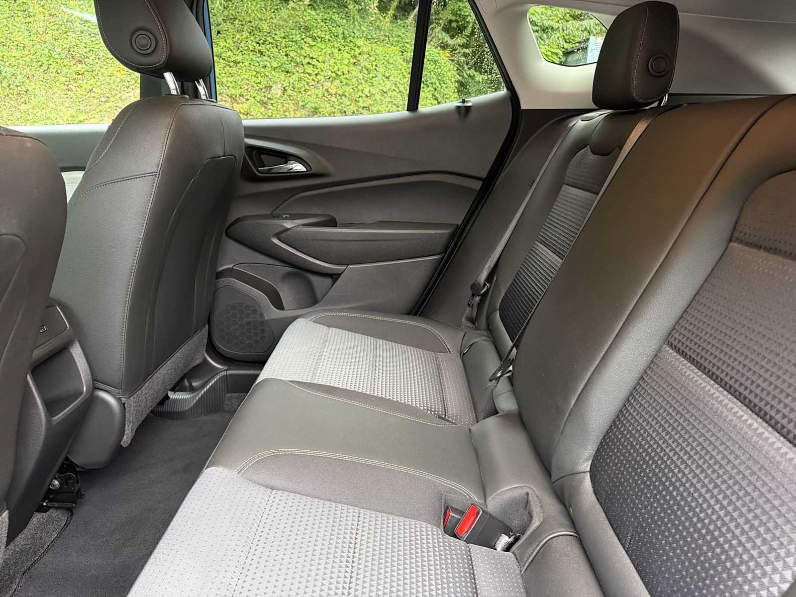 Used 2025 Chevrolet Trax LT FWD image 24