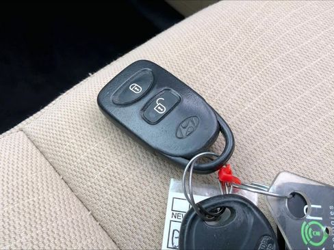 Used 2011 Hyundai Santa Fe GLS image 13