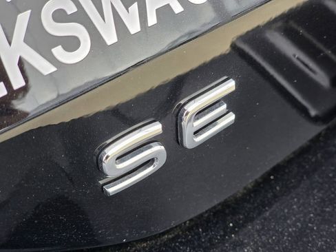 Used 2025 Volkswagen Tiguan SE AWD/4WD image 7