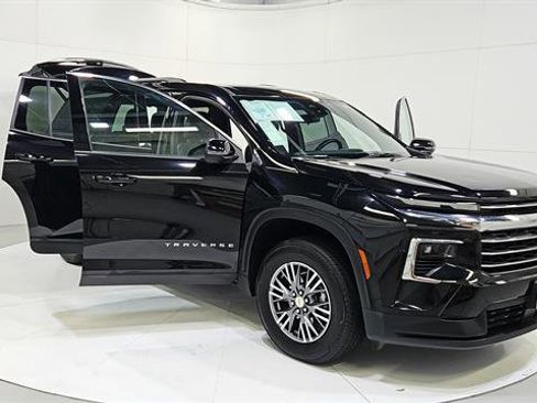 Used 2025 Chevrolet Traverse LT FWD image 29