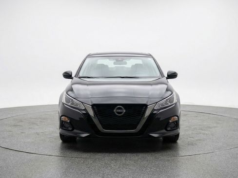 Used 2025 Nissan Altima 2.5 SV FWD image 2