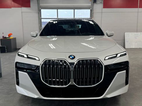 Used 2024 BMW 740i image 2