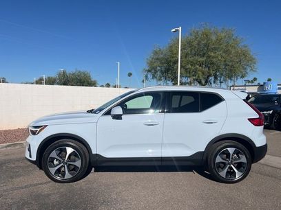 New 2025 Volvo XC40 B5 Core w/ Climate Package