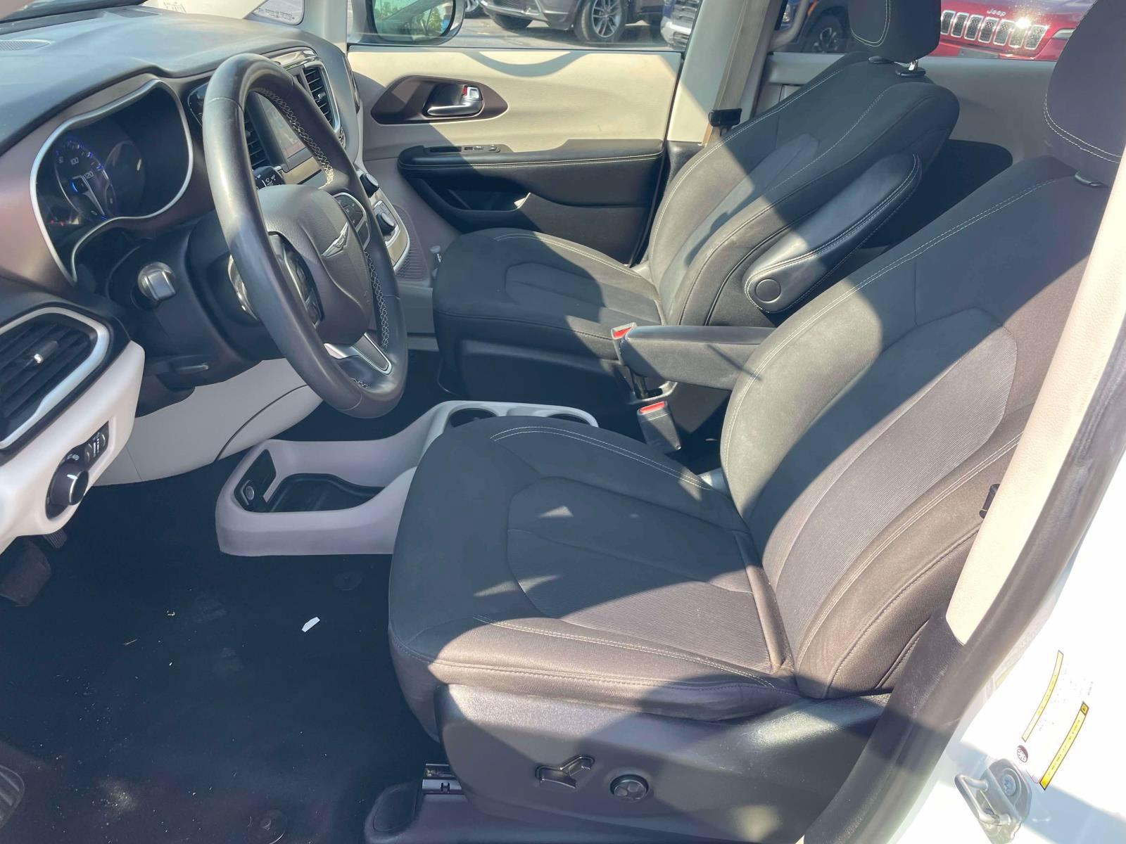 Used 2022 Chrysler Voyager LX FWD image 13