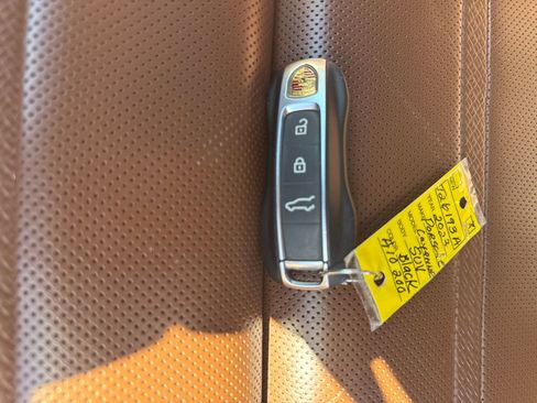 Used 2023 Porsche Cayenne AWD/4WD image 31