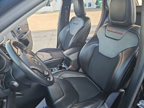 Used 2019 Jeep Cherokee Trailhawk w/ Comfort/Convenience Group AWD/4WD image 14