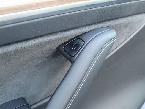 Used 2022 Tesla Model Y Long Range image 18