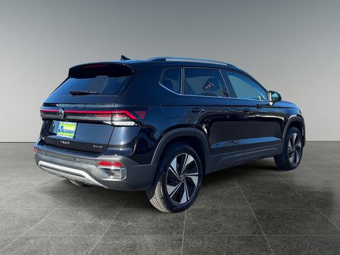 Used 2025 Volkswagen Taos SE image 7