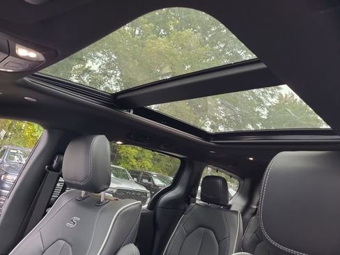 New 2026 Chrysler Pacifica Limited w/ Uconnect Theater Family Group image 7