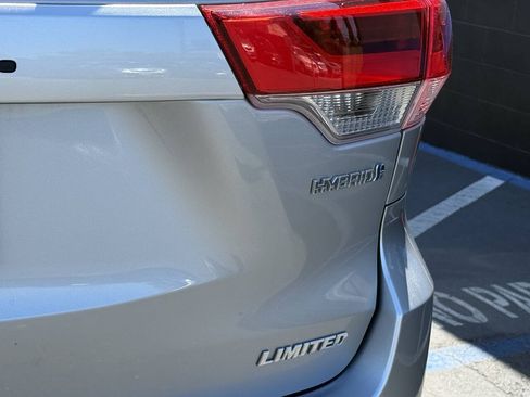 Used 2017 Toyota Highlander Limited Platinum AWD/4WD image 32