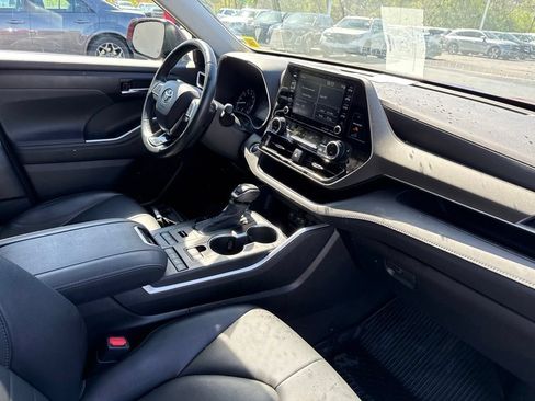 Used 2021 Toyota Highlander XLE AWD/4WD image 29