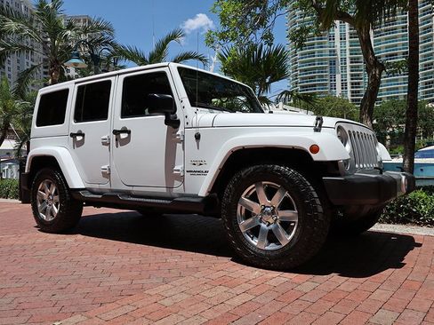 Used 2017 Jeep Wrangler Unlimited Sahara w/ Connectivity Group AWD/4WD image 17