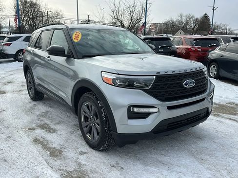 Used 2023 Ford Explorer XLT w/ Equipment Group 202A image 3