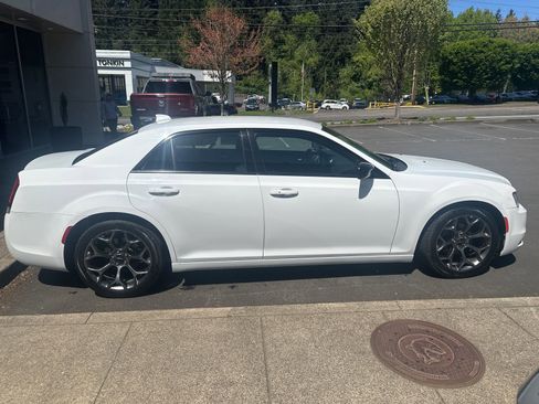 Used 2018 Chrysler 300 Touring w/ Sport Appearance Package RWD image 6