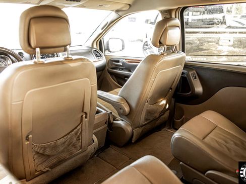 Used 2015 Chrysler Town & Country Touring image 30