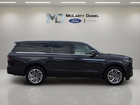 Certified 2025 Lincoln Navigator L Reserve AWD/4WD image 31