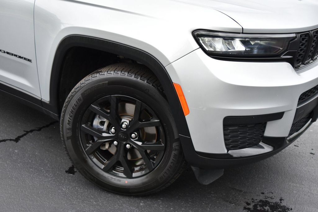 Used 2024 Jeep Grand Cherokee L Laredo AWD/4WD image 4