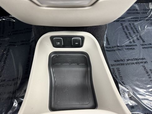 Used 2020 Chrysler Pacifica Limited w/ 8-pass Seating Package image 35