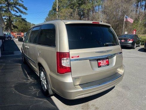 Used 2013 Chrysler Town & Country Touring image 7