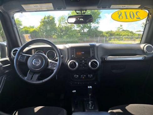 Used 2018 Jeep Wrangler Unlimited Sahara AWD/4WD image 14