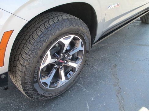 Used 2025 GMC Yukon XL AT4 Ultimate AWD/4WD image 13