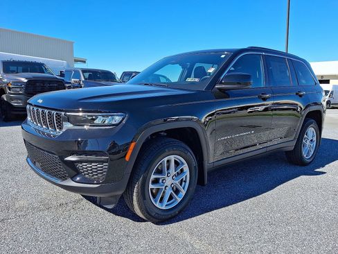 New 2025 Jeep Grand Cherokee Laredo w/ Luxury Tech Group I AWD/4WD image 2
