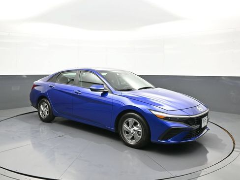 Certified 2025 Hyundai Elantra SE w/ Cargo Package FWD image 4