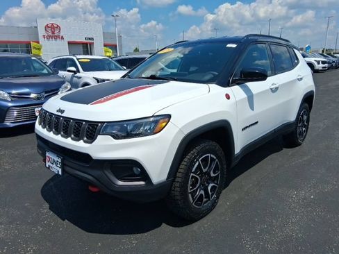 Used 2025 Jeep Compass Trailhawk AWD/4WD image 11