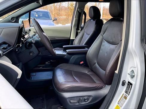 Used 2022 Toyota Sienna Platinum image 8