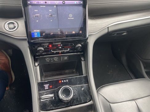 Used 2024 Jeep Grand Cherokee Limited image 19