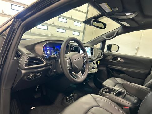 New 2027 Chrysler Pacifica Select FWD image 18
