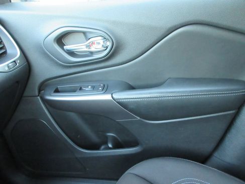 Used 2020 Jeep Cherokee Latitude FWD image 33