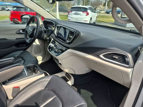 Used 2024 Chrysler Pacifica Touring-L image 30