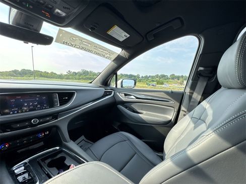 Used 2024 Buick Enclave Essence image 11