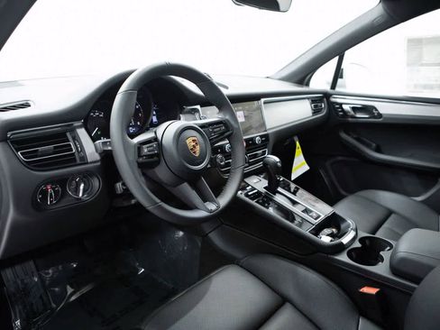 Certified 2026 Porsche Macan AWD/4WD image 4