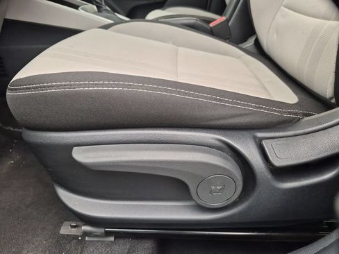 Used 2025 Hyundai Venue SEL FWD image 14