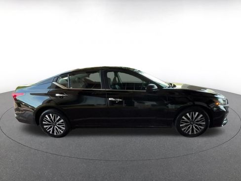 Used 2025 Nissan Altima 2.5 SV FWD image 15