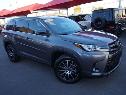 Used 2017 Toyota Highlander SE image 2