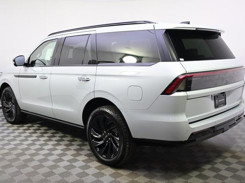 New 2026 Lincoln Navigator Reserve w/ Jet Appearance Package image 3
