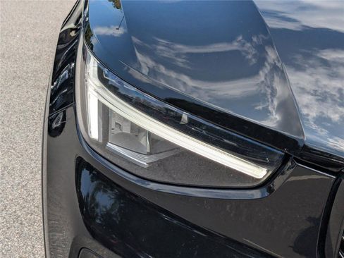 Used 2023 Volvo XC40 B5 Plus image 10