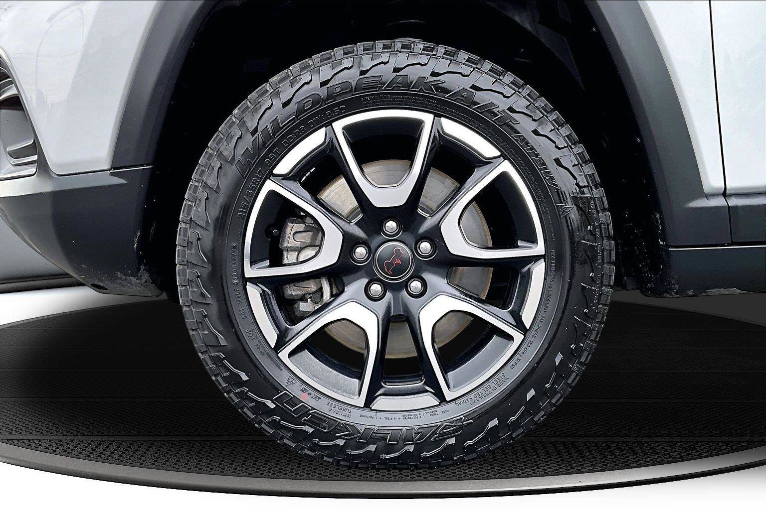 Used 2025 Jeep Compass Trailhawk AWD/4WD image 35