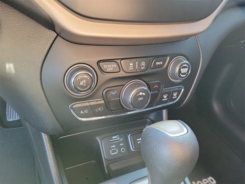 Used 2018 Jeep Cherokee Latitude w/ Mobile Office Group image 23