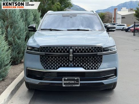 Used 2025 Lincoln Navigator Reserve AWD/4WD image 2
